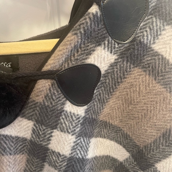 WOMENS PLAID CAPE!! plaid with front pockets, toggle closure, hood, L/XL - Picture 5 of 8